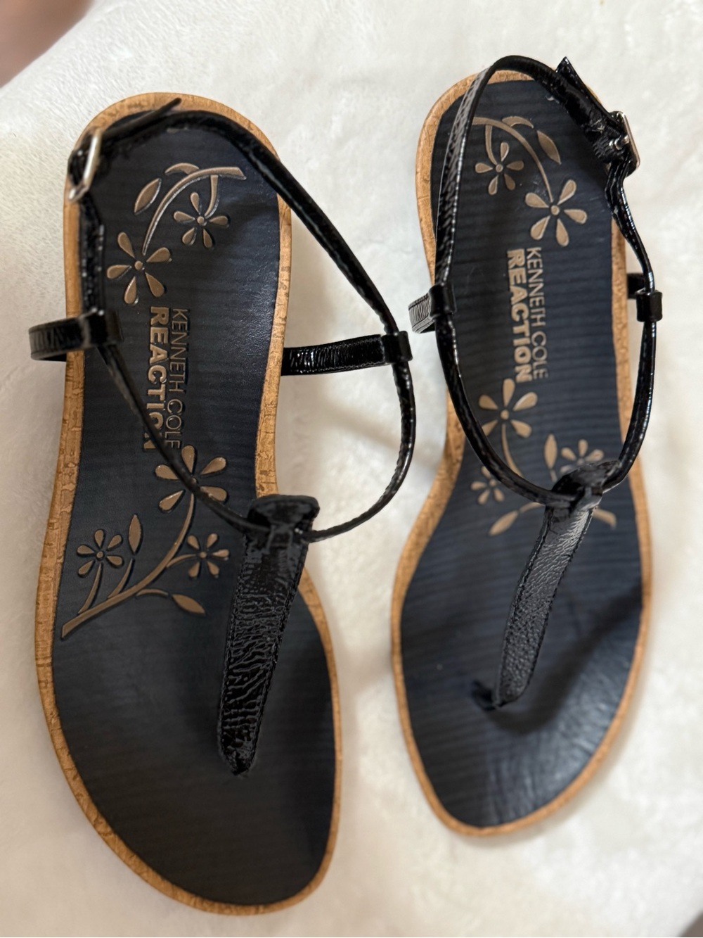 Kenneth Cole Black Patent T-Strap Toe-Post Sandals - Picture 3 of 7